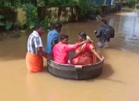 홍수도 못 막은 결혼…인도 커플, 대형 솥 타고 식장 직행