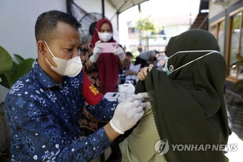 코로나19 백신 접종하는 인도네시아 의료진