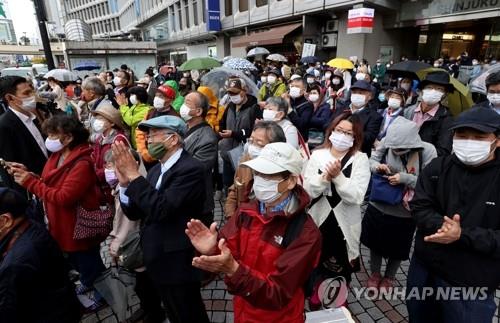 총선 공식 운동 첫날 유세 지켜보는 日도쿄 유권자들