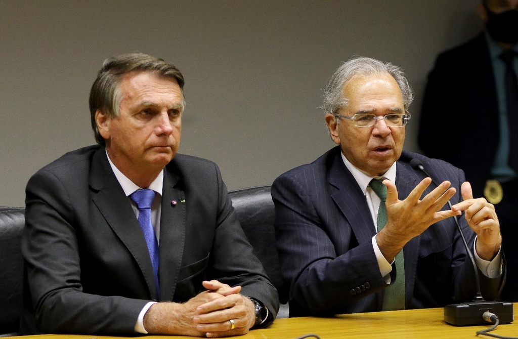 기자회견 하는 브라질 대통령(왼쪽)과 경제부 장관