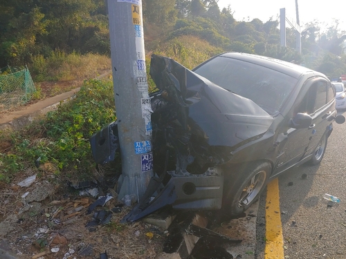 부산 강서구서 SUV가 이정표 들이받아…60대 운전자 사망