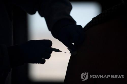 미국 노스캐롤라이나주에서 얀센 코로나19 백신을 맞는 남성