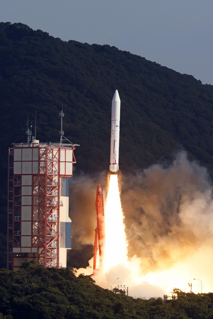 (가고시마 교도=연합뉴스) 9일 오전 9시 55분께 일본 가고시마현 우치노우라(内之浦) 우주공간관측소에서 인공위성 9기를 탑재한 소형로켓 엡실론 5호기가 발사되고 있다.