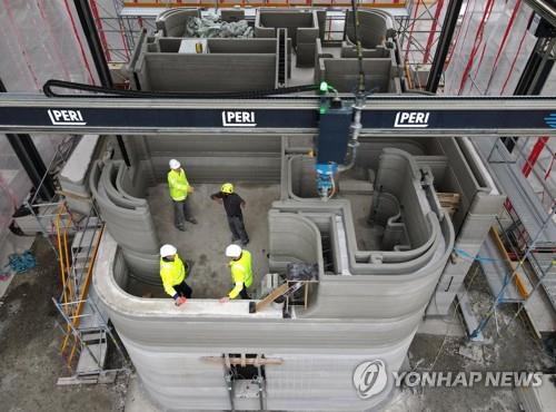 3D 콘크리트 프린터를 통한 건축 모습 [EPA=연합뉴스 자료사진]
