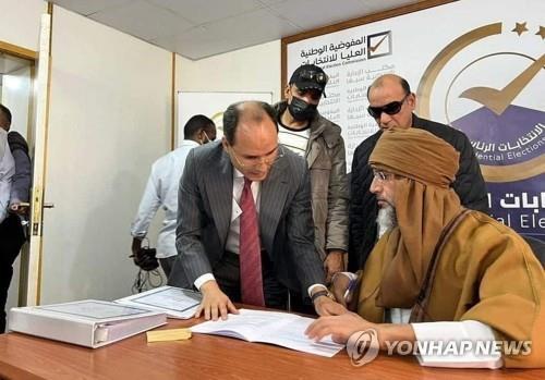 리비아 대선 후보로 등록하는 카다피 아들 사이프 알이슬람(오른쪽 아래) [EPA 연합뉴스 자료사진. 재판매 및 DB 금지]