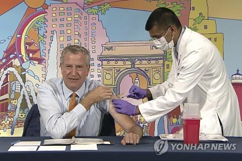 코로나19 백신 부스터샷을 맞는 빌 더블라지오(왼쪽) 뉴욕 시장
