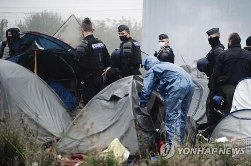 프랑스 경찰, 북부 덩케르크 인근 난민촌 폐쇄 