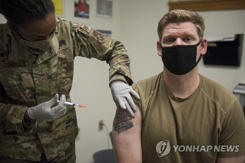 코로나19 백신을 맞는 주한미군 장병