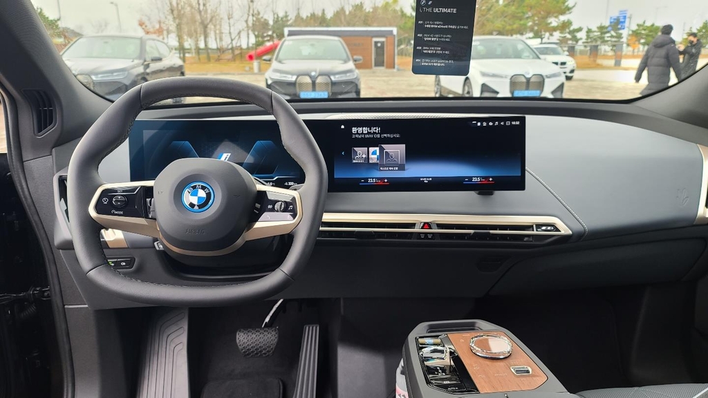 BMW iX 내부