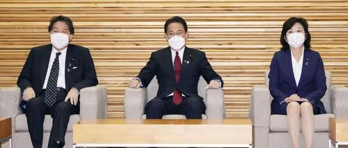 기시다 후미오 일본 총리가 각의(국무회의)를 주재하고 있다. 왼쪽은 하야시 요시마사 외무상, 오른쪽은 노다 세이코 지역창생·저출산대책담당상. [교도=연합뉴스 자료사진]