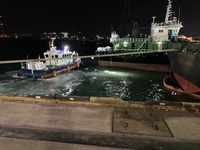 인천 북항서 화물선 급유작업 중 기름 유출…방제 작업