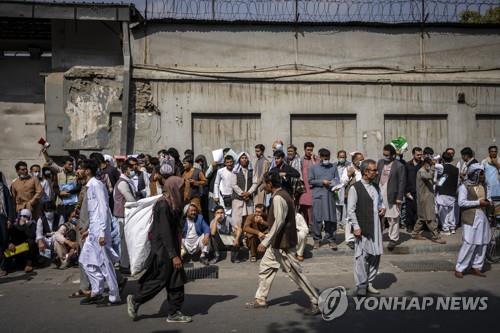 비자를 받기 위해 아프간 카불의 이란 대사관 밖에서 대기 중인 주민