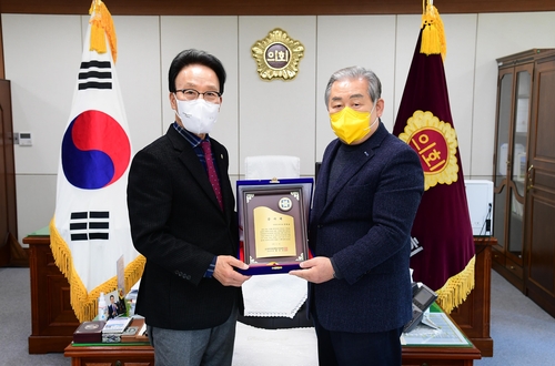 [동정] 김하용 경남도의회 의장, 한국장애인중심기업협회 감사패 수상