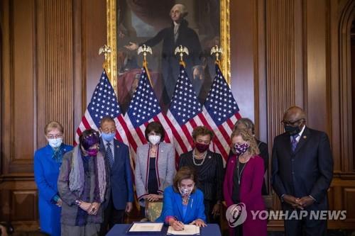 연방정부 예산 임시지출안 서명하는 미 하원의장