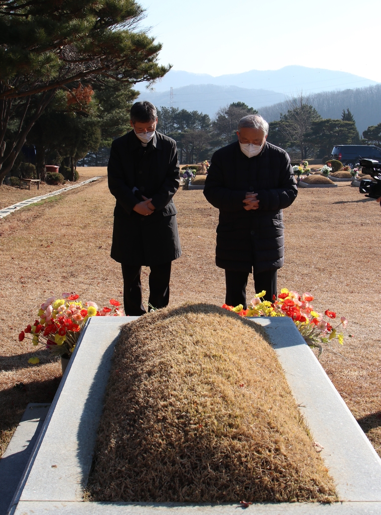 염수정 추기경·정순택 대주교, 故김수환·정진석 추기경 묘소 참배