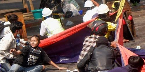 만달레이서 시위 도중 군경 총에 맞기 직전의 치알 신(왼쪽 검정 티셔츠)