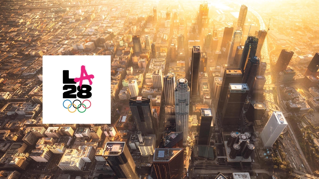 2028 로스앤젤레스 하계올림픽 엠블럼과 로스앤젤레스시 전경