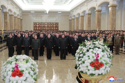 17일 김정일 참배하는 김정은 북한 국무위원장과 간부들