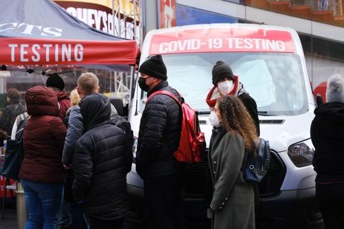 미국 뉴욕 타임스스퀘어의 코로나19 검사소에 줄 선 사람들