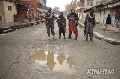 아프간 카불서 정부 건물 앞에 서 있는 탈레반 대원.