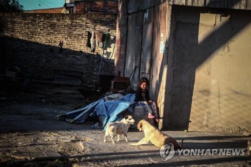 코로나19 대유행으로 빈곤층 상황이 악화한 아르헨티나의 아동 