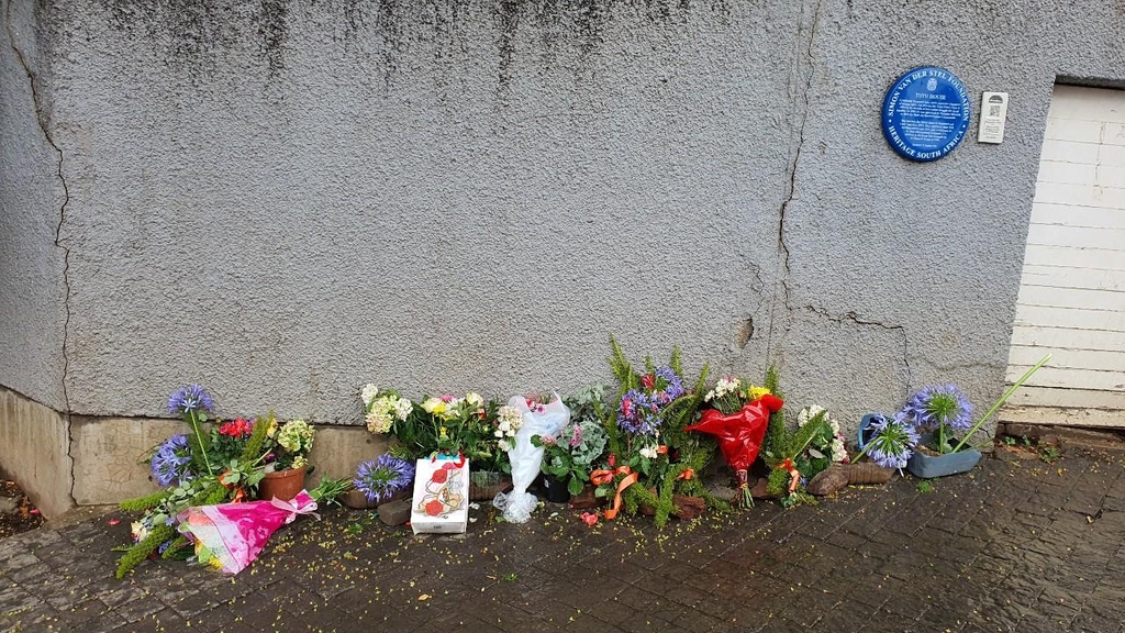 투투 대주교의 소웨토 집 앞에 놓인 추모 꽃다발