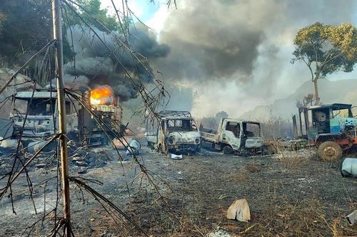 카야주 프루소구 모소 마을에서 옆으로 늘어선 차들이 불에 타 잔해가 된 모습. 