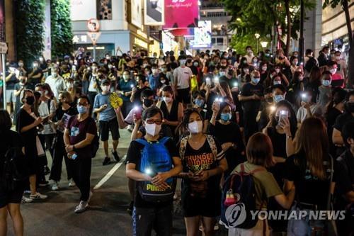 2021년 6월4일 홍콩 도심에서 톈안먼 추모촛불을 든 시민들