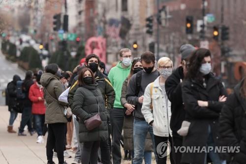 코로나19 검사 대기중인 미국 워싱턴 시민들