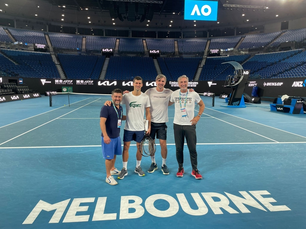 호주오픈 테니스장에서 훈련한 조코비치(왼쪽에서 두 번째).