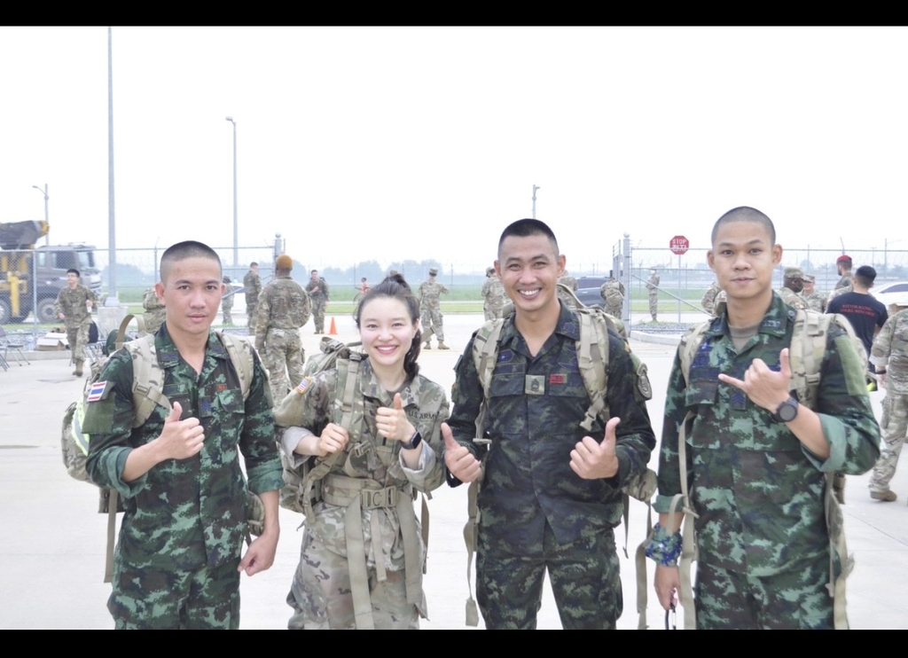 동료와 함께 훈련을 받는 한국 유엔군사령부 커스틴 권 중위(왼쪽에서 두 번째). [유엔사 제공]