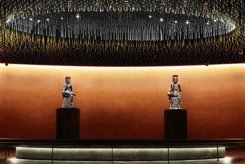 삼국시대인 6세기 후반 제작된 반가사유상(왼쪽)과 7세기 후반 제작된 반가사유상.[사진/진성철 기자] 