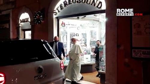 지난 11일(현지시간) 로마 시내 한 음반가게를 방문한 프란치스코 교황