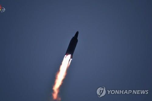 북한 극초음속미사일 발사