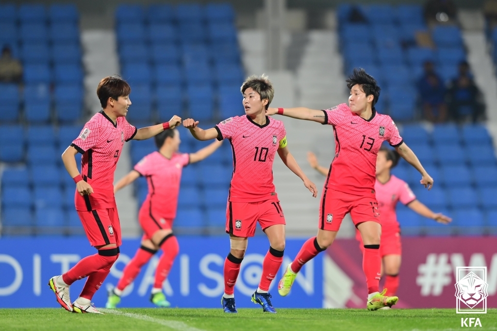 지소연(10번)의 골에 기뻐하는 한국 선수들