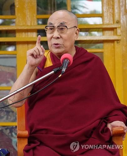 2018년 4월 인도서 강연하는 달라이 라마