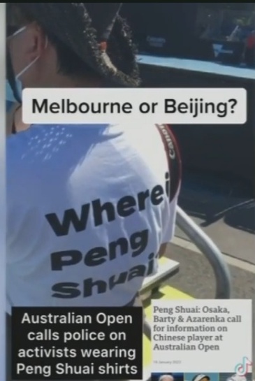 호주오픈 대회장에 펑솨이의 안부를 묻는 문구가 적힌 상의를 입은 팬. 