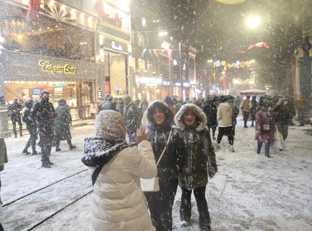 눈 오는 날 기념사진을 촬영하는 이스탄불 젊은이들