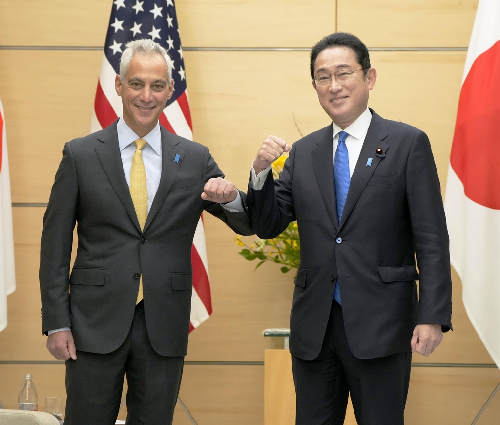 (도쿄 교도=연합뉴스) 람 이매뉴얼 주일 미국 대사가 4일 부임 인사를 위해 기시다 후미오 일본 총리를 예방해 팔꿈치 인사를 나누고 있다. 