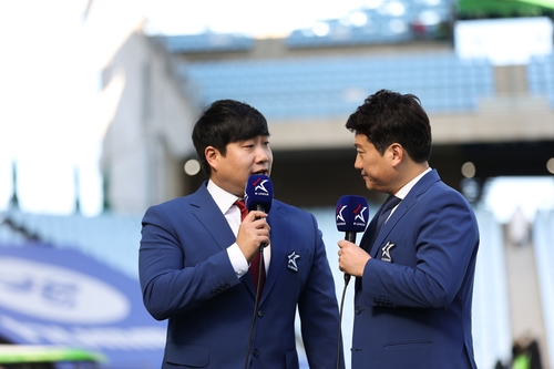 K리그 중계하는 배성재 아나운서(왼쪽).