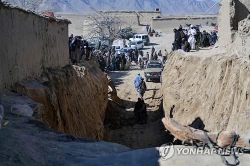  우물에 빠진 아이에 대한 구조작업이 진행된 아프간 자불의 한 마을.