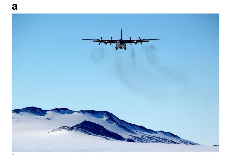 얼음 활주로에 착륙을 준비 중인 C-130 수송기 