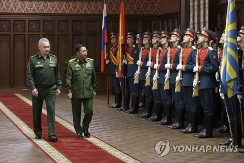 작년 6월 러시아 국방장관과 의장대 사열하는 미얀마군 총사령관