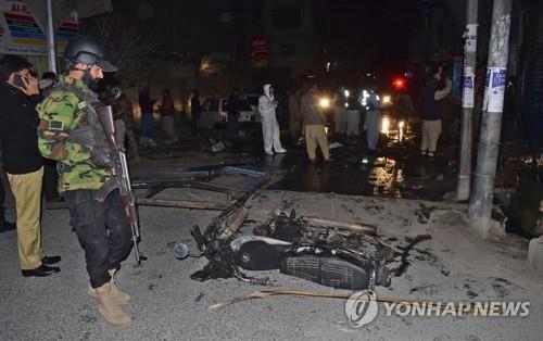 파키스탄서 경찰차 겨냥 폭탄 공격…"3명 사망·24명 부상"
