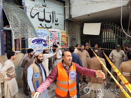 4일 자폭 테러가 발생한 파키스탄 페샤와르의 한 모스크.
