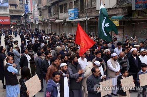모스크 자폭 테러 발생에 항의하며 시위하는 파키스탄 시아파.