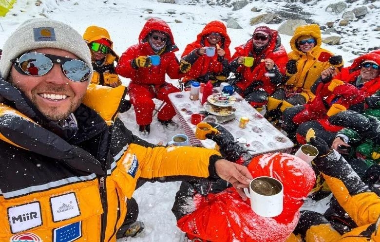 에베레스트산 해발 6천496m서 다과회를…기네스 신기록