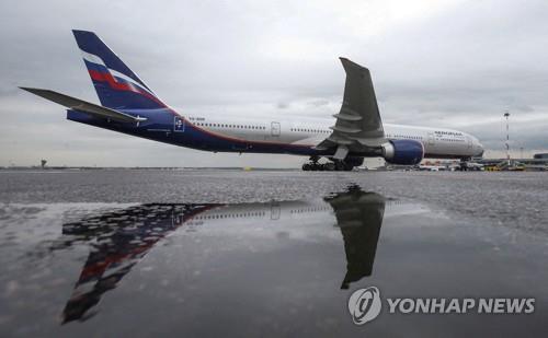 러시아 공항에 멈춰 있는 에어로플로트 비행기
