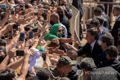 지지자들과 악수하는 브라질 대통령