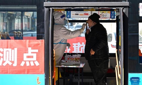 버스에 설치된 창춘시 임시 검사소에서 핵산검사 받는 주민 